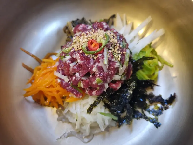 다양한 색감의 육회비빔밥