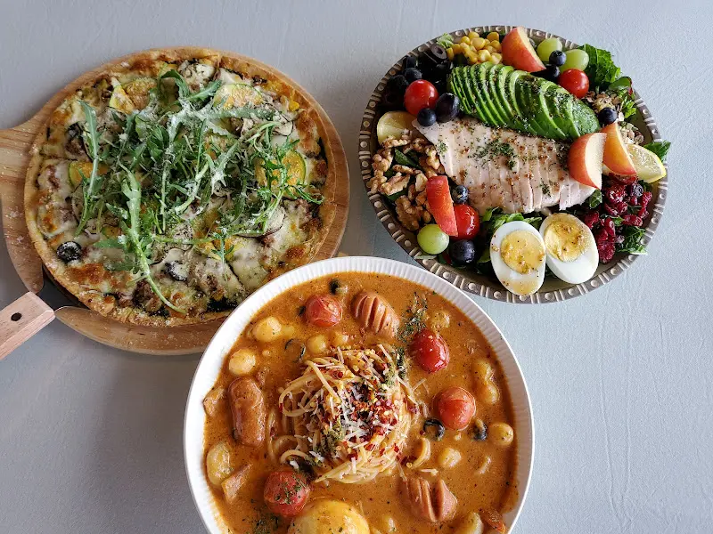 피자, 샐러드, 파스타의 환상적인 조합