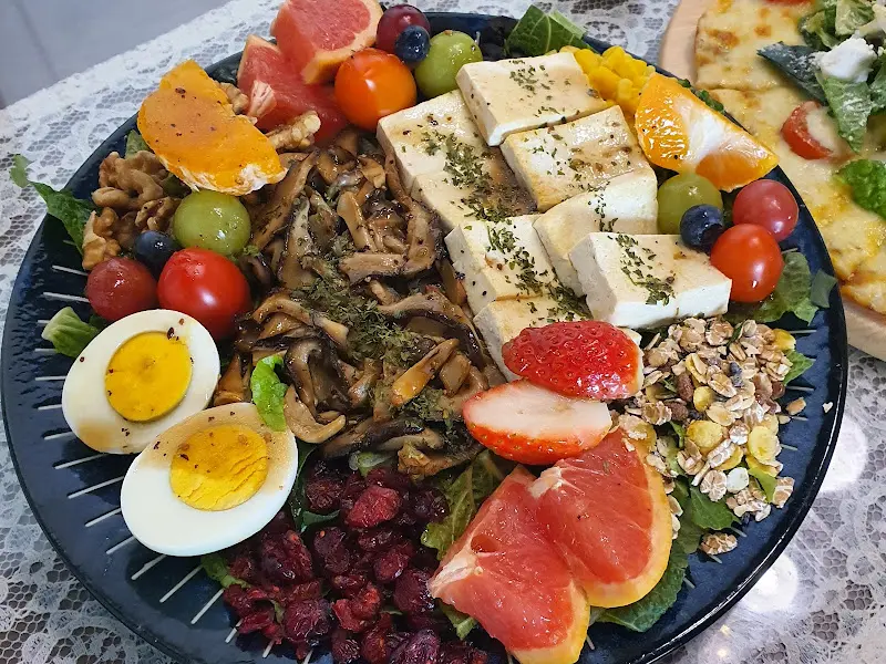 다채로운 색감의 샐러드