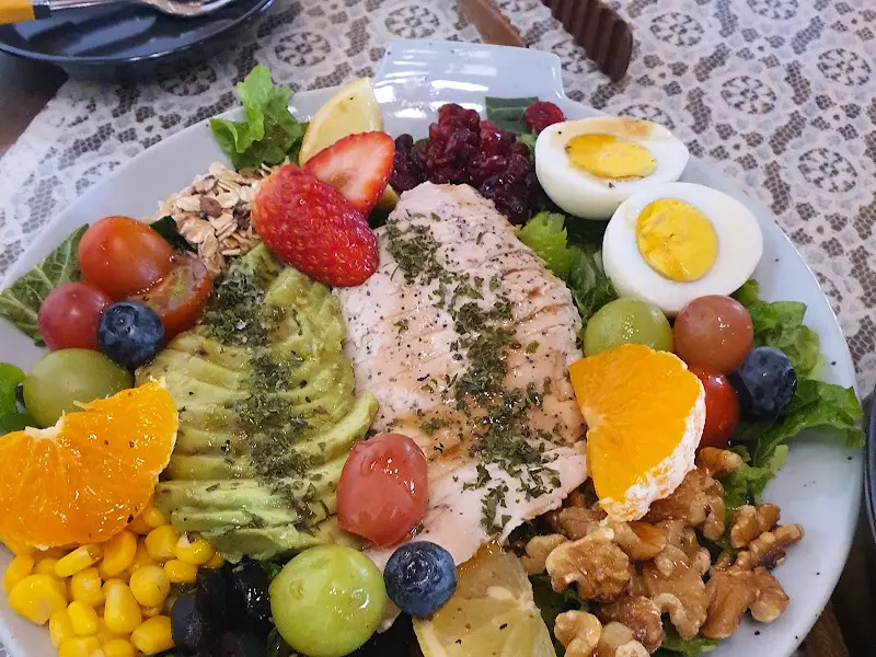 신선한 재료가 가득한 샐러드