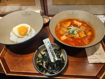 강남에서 맛보는 따뜻한 집밥, 1992 덮밥&짜글이: 혼밥 성지에서 찾은 최고의 한식 맛집