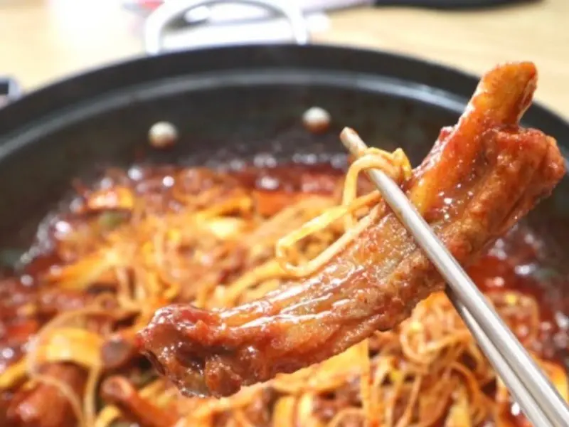 젓가락으로 집어 올린 등갈비