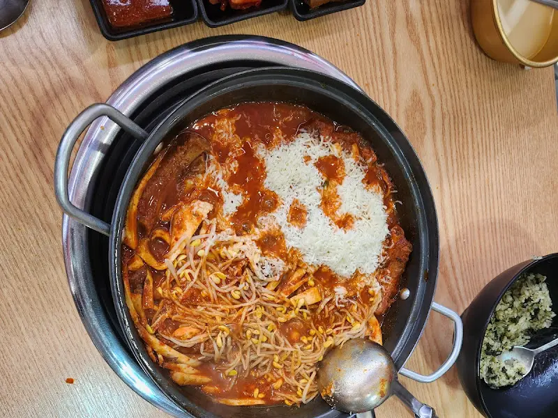 푸짐하게 차려진 한 상