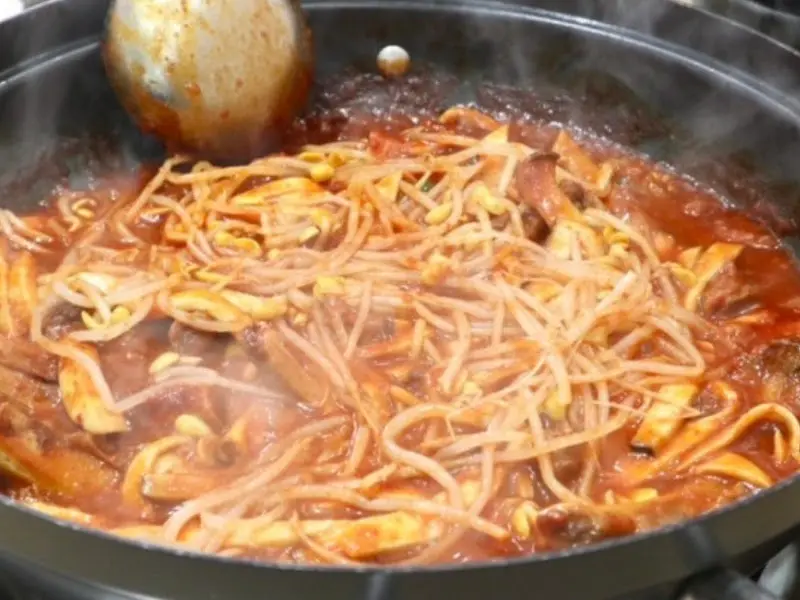 김이 모락모락 나는 등갈비찜