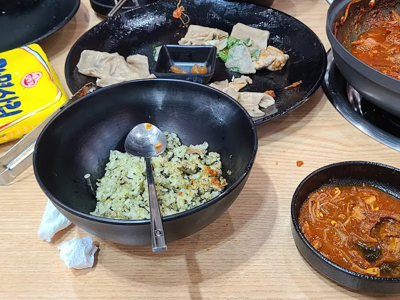 깔끔하게 비워진 식탁