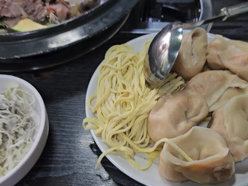 만두와 칼국수 클로즈업