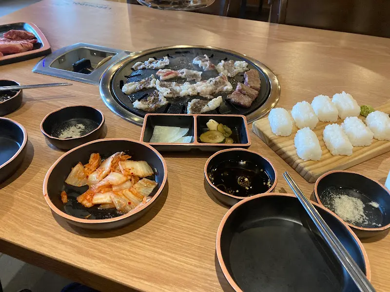 차돌된장찌개와 밑반찬