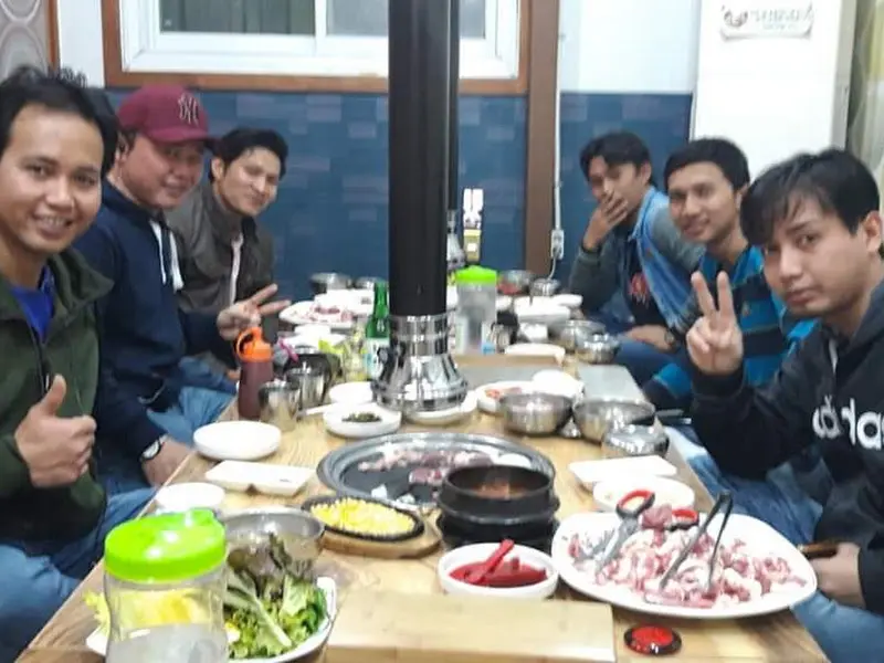 푸짐하게 차려진 테이블