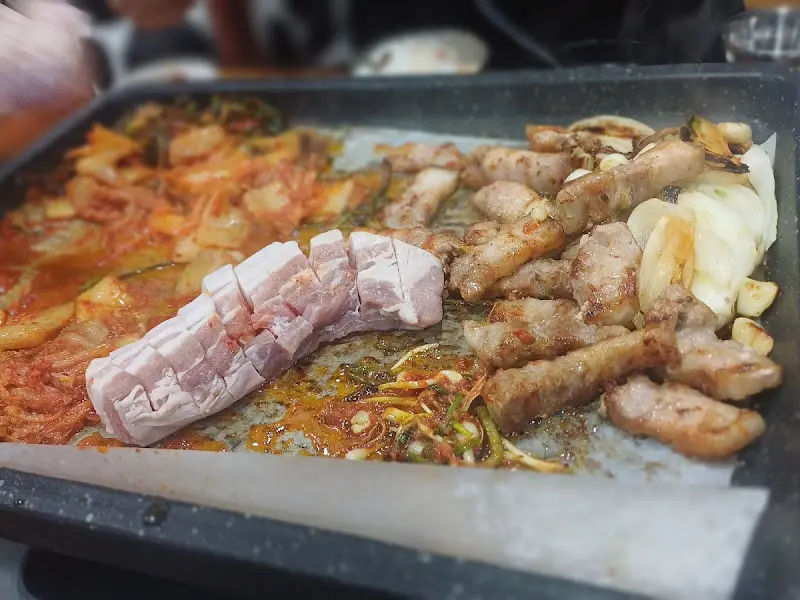 불판 위에서 익어가는 흑돼지 삼겹살