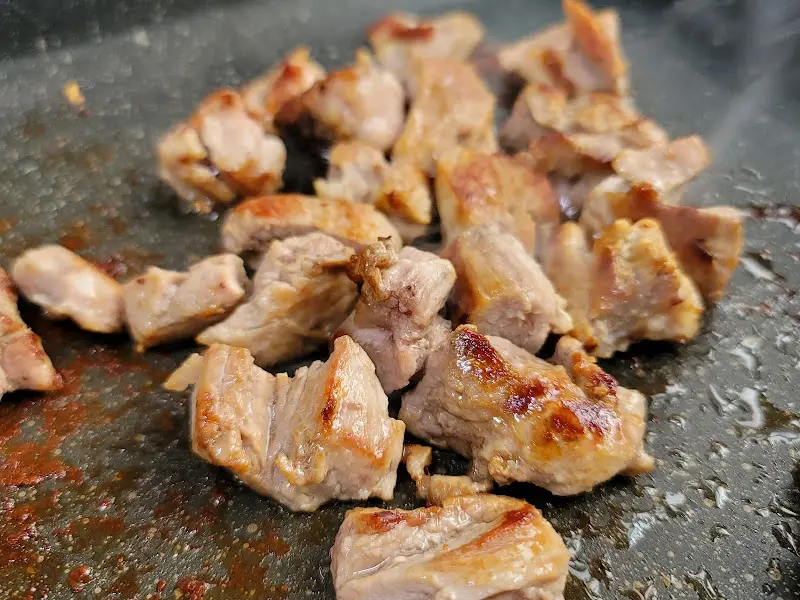 잘 익은 흑돼지 삼겹살