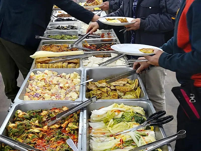 음식을 담는 사람들