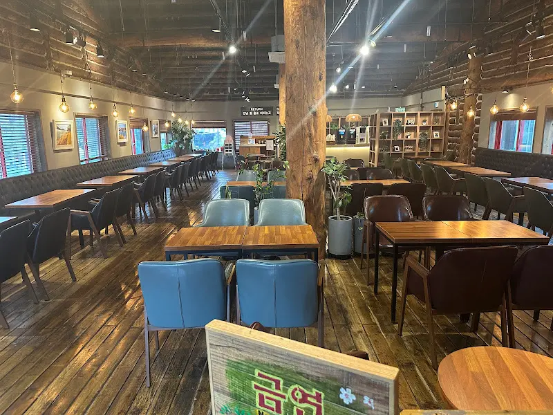 넓고 쾌적한 2층 무료 카페