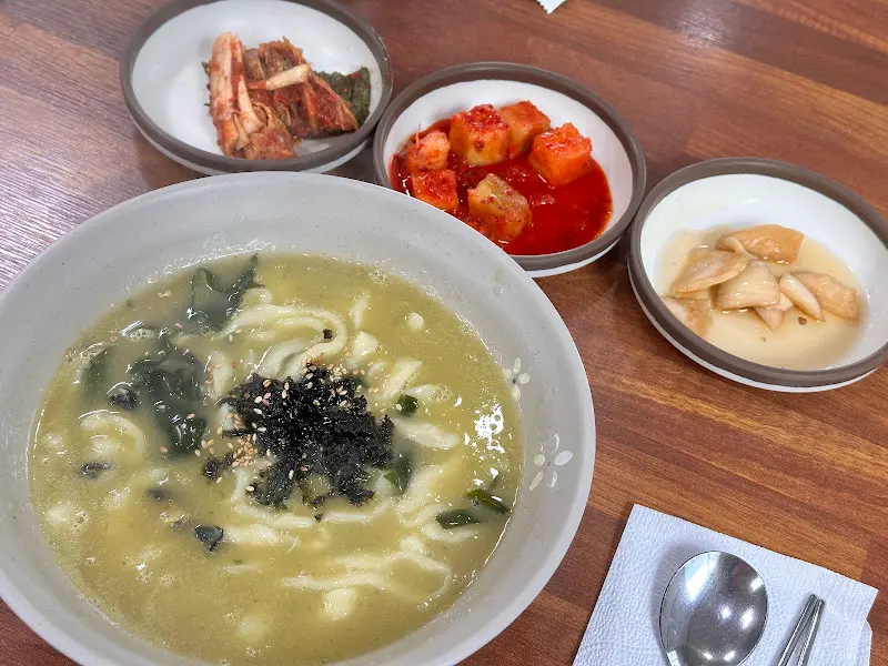 보말칼국수와 밑반찬