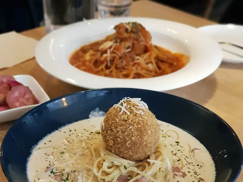 미트볼 토마토 파스타와 아란치니 크림 파스타