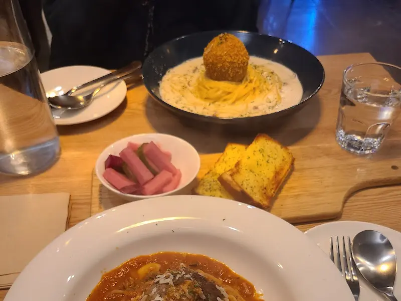 아란치니 크림 파스타와 마늘빵