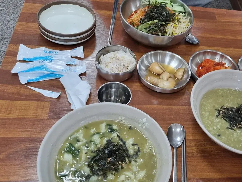 보말칼국수, 밥, 비빔국수, 반찬