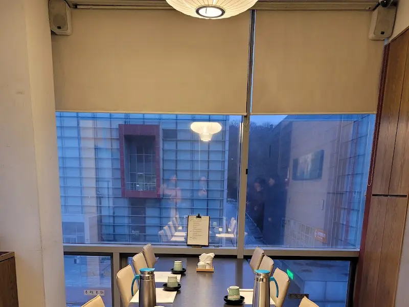 넓은 창이 인상적인 홀