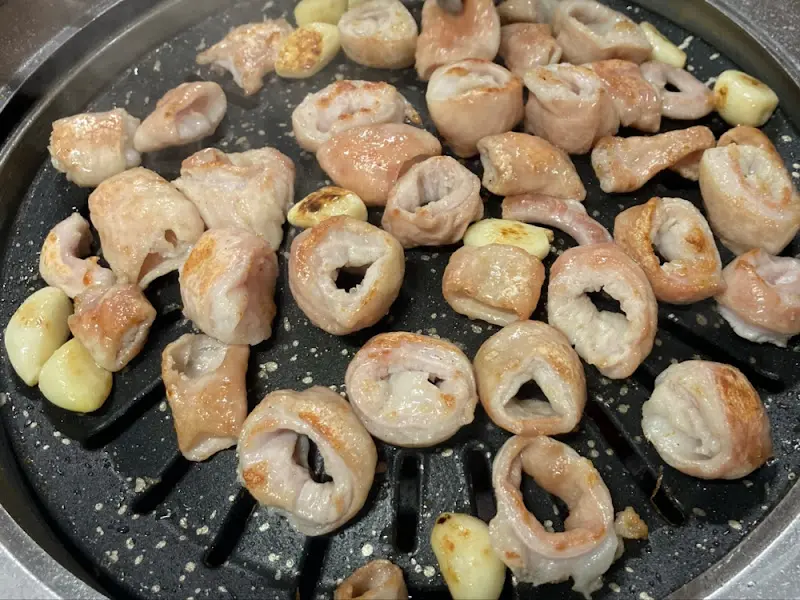 노릇하게 구워진 곱창구이