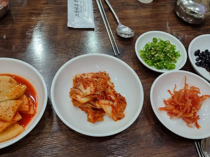 정갈하게 담긴 밑반찬들