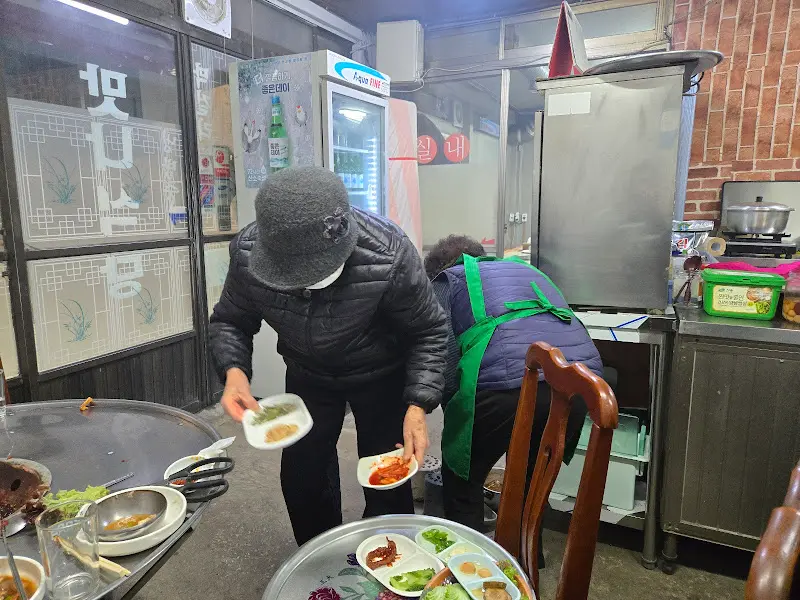 반찬을 나르는 사장님