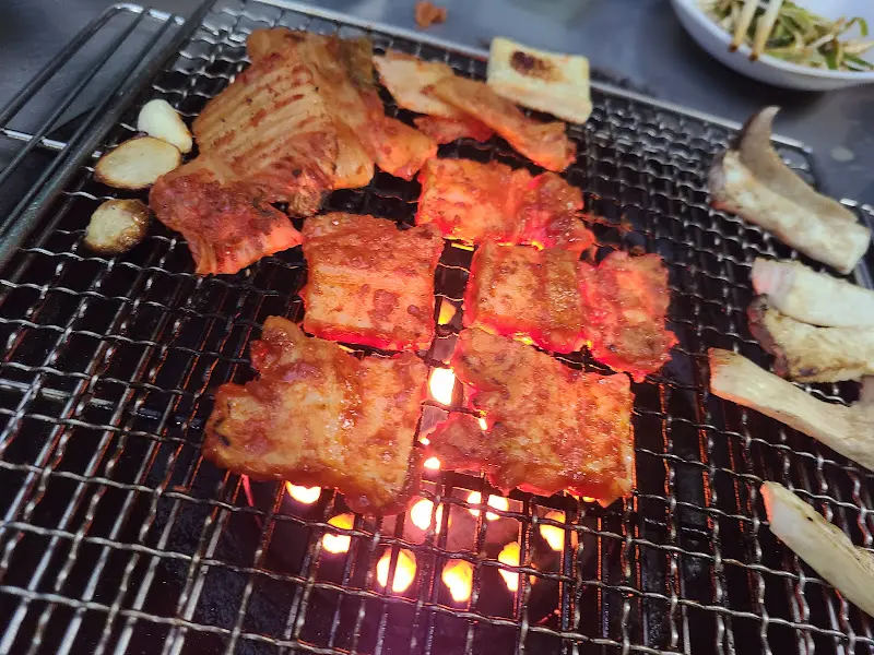 연탄불에 구워지는 고기와 버섯