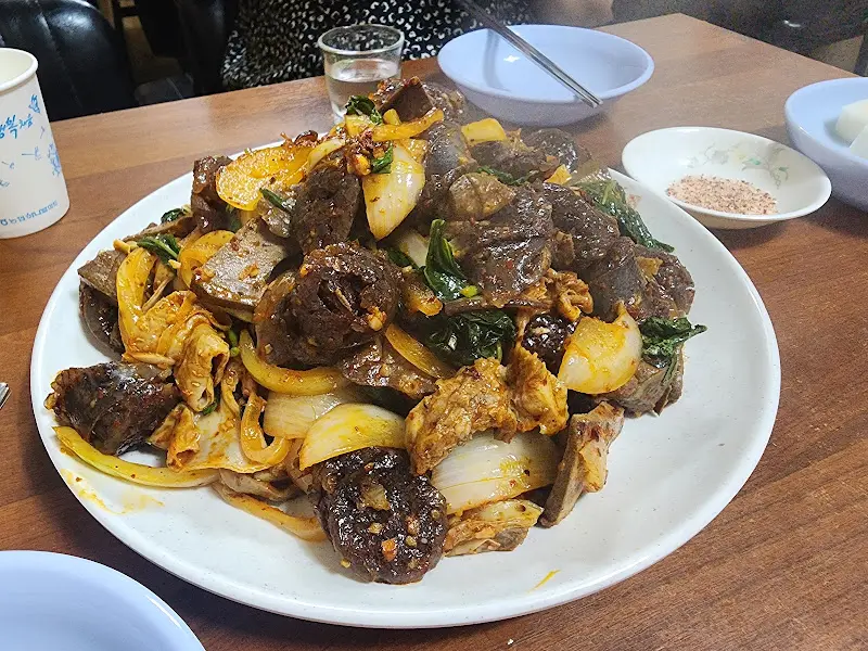 윤기가 자르르 흐르는 복조리닭집의 순대볶음