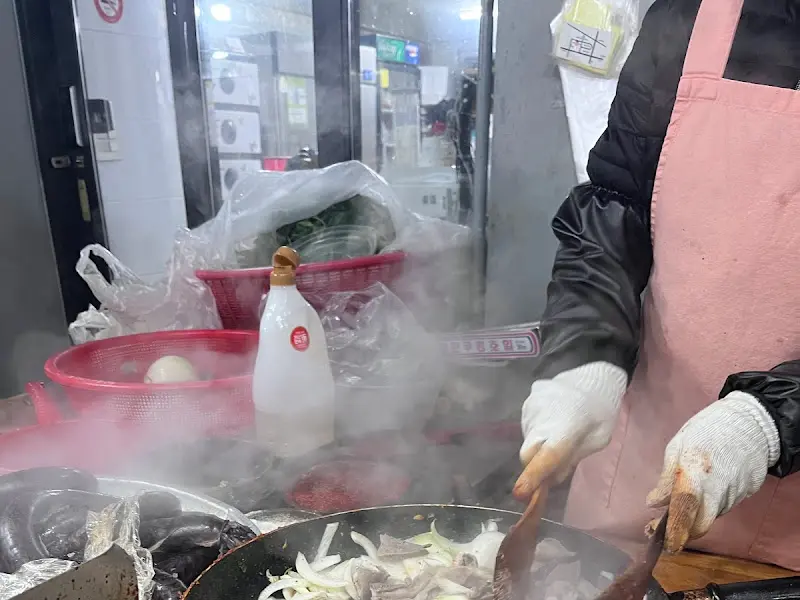 숙련된 솜씨로 순대볶음을 만드는 모습