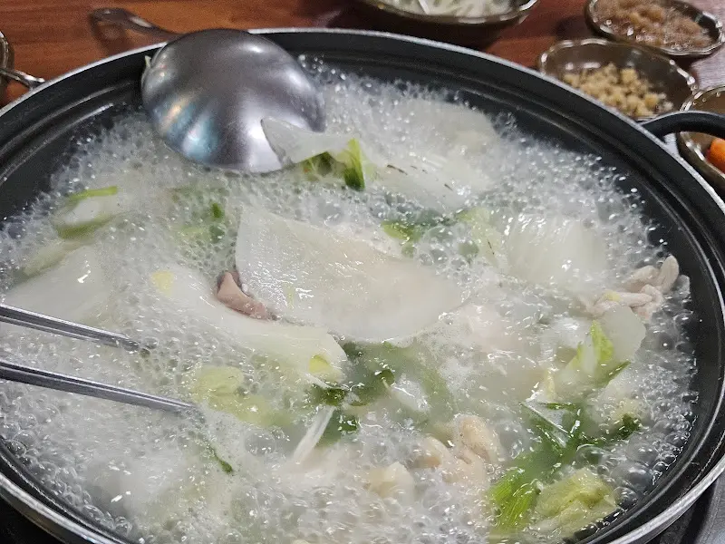 끓고 있는 닭샤브샤브