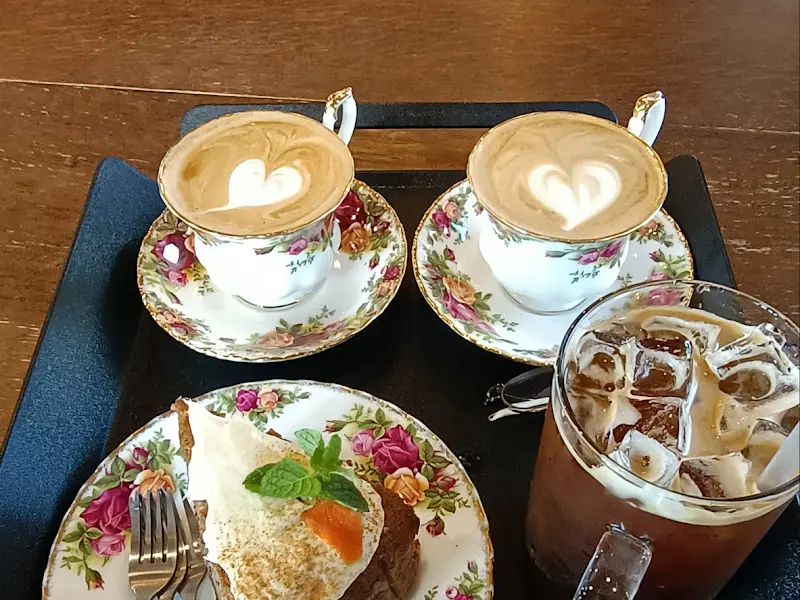 당근 케이크와 음료