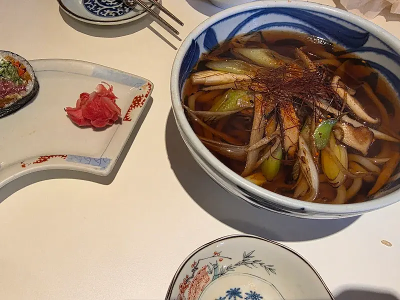 테이블 위에 놓인 음식 사진. 튀김 덮밥과 김밥이 정갈하게 담겨 있다.