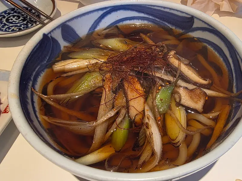 튀김 덮밥, 튀김이 푸짐하게 올려져 있고, 소스가 뿌려져 있다.