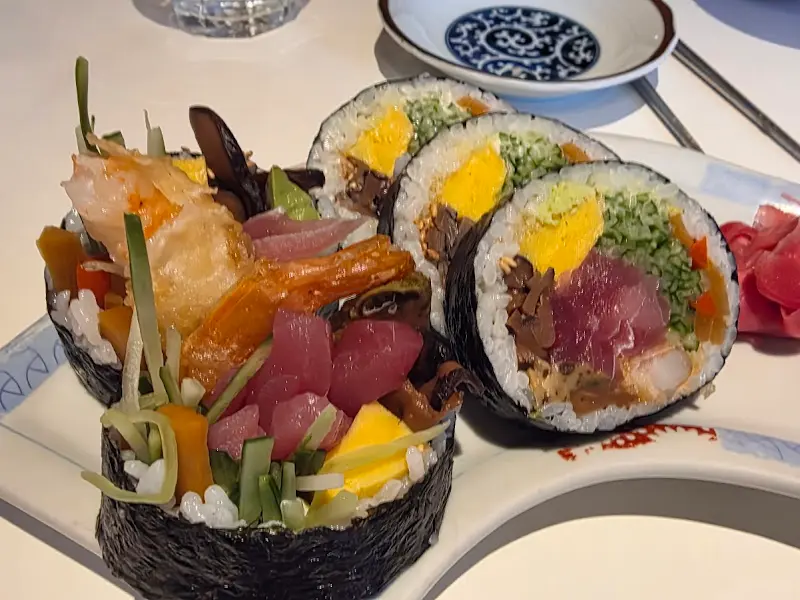 김밥, 다양한 재료가 들어간 김밥이 먹음직스럽게 담겨 있다.