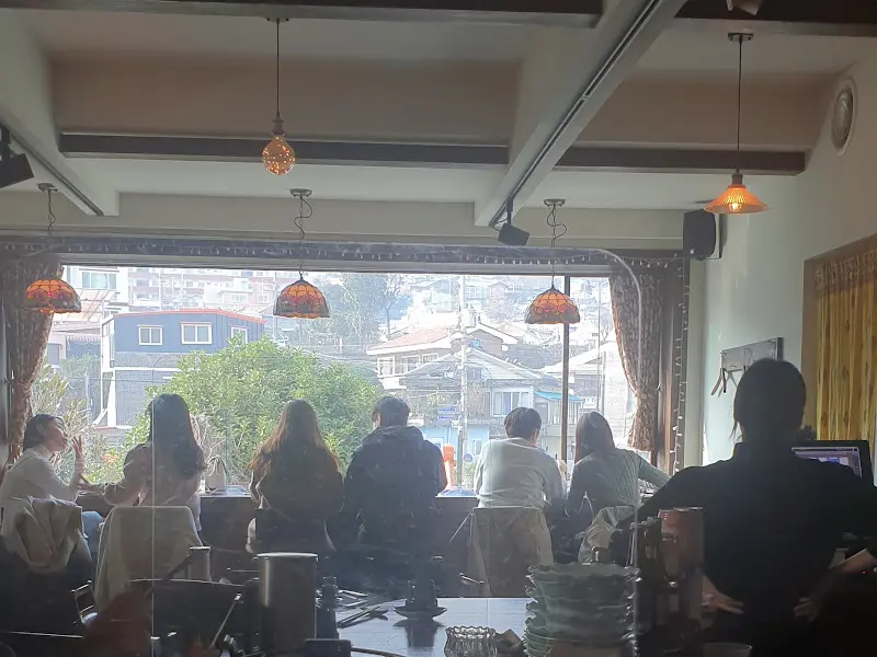 통창으로 보이는 바깥 풍경 사진