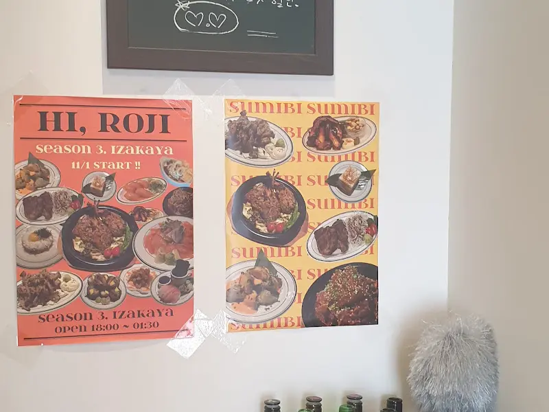 가게 내부 벽에 붙어있는 메뉴 포스터 사진