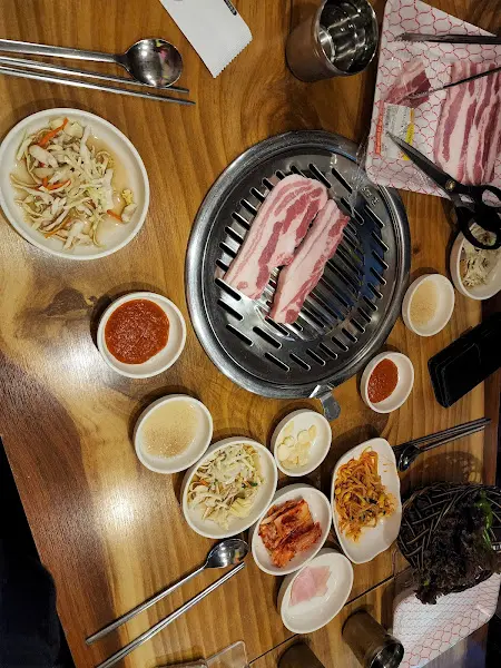 불판 위에서 익어가는 삼겹살