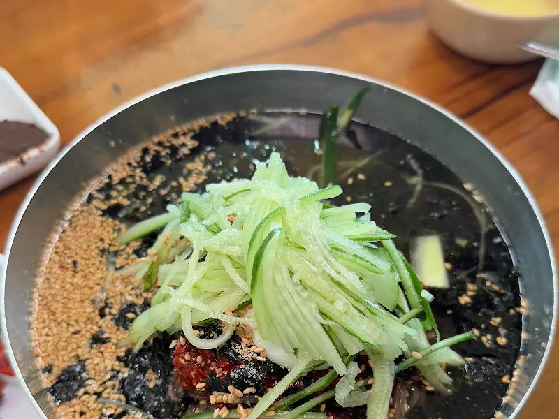 오이 고명이 올려진 비빔 막국수