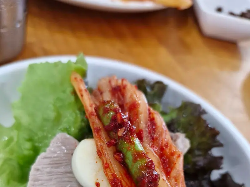 수육과 곁들여 먹는 김치의 모습