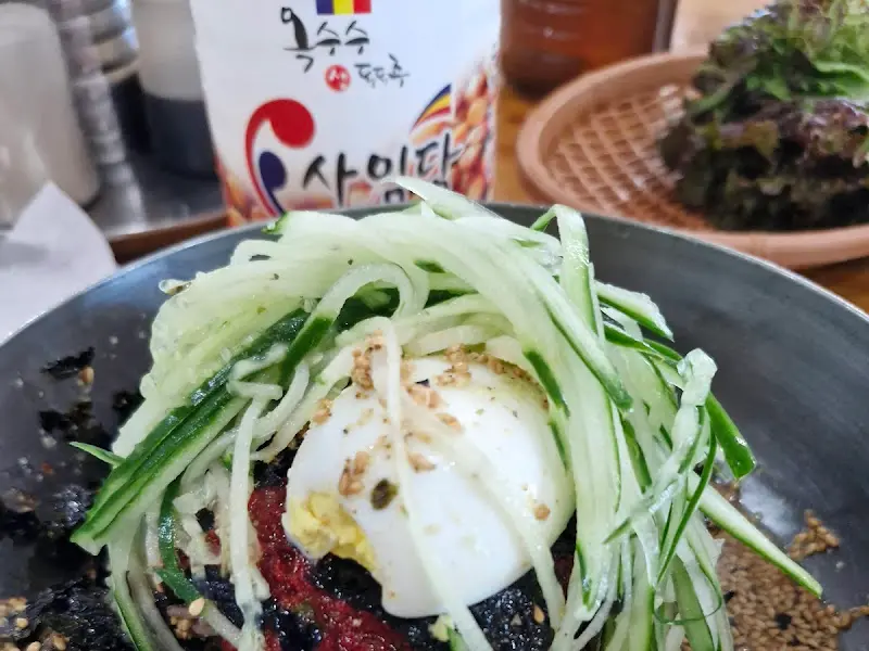 막국수와 함께 제공되는 사이다