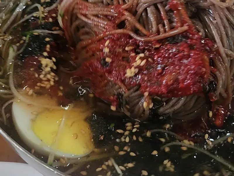 비빔 막국수의 클로즈업 샷