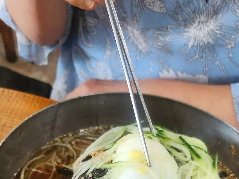 젓가락으로 막국수를 들어올리는 모습