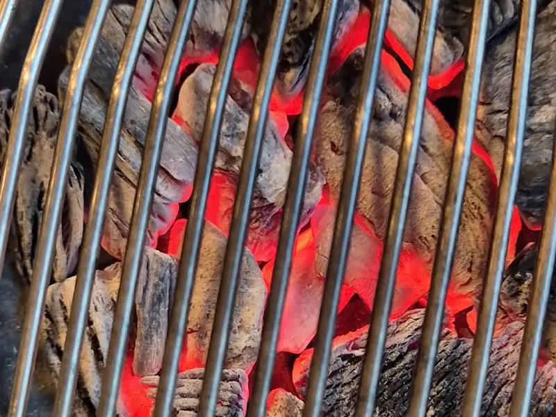 강렬하게 타오르는 숯불