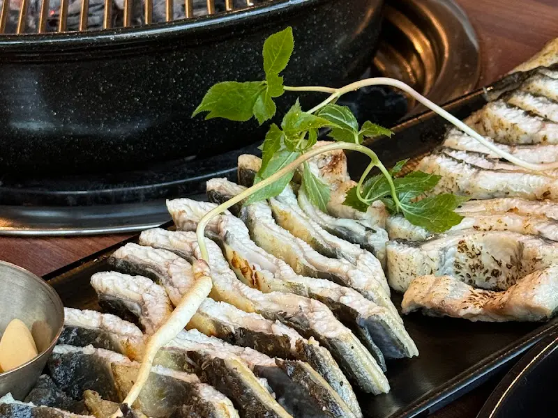 초벌구이된 장어 위에 장식처럼 올려진 잎