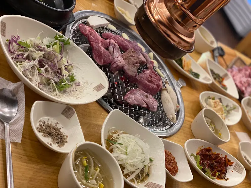 푸짐한 밑반찬과 고기