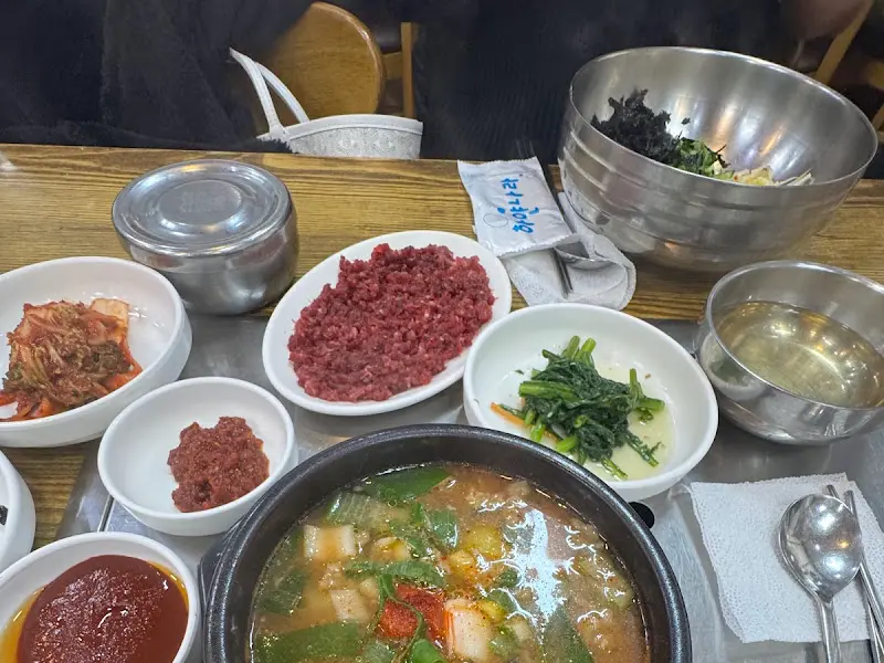 푸짐한 생고기비빔밥 한 상 차림