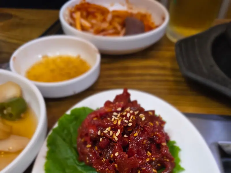 침샘 자극하는 생고기