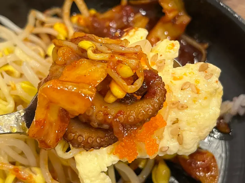 쭈꾸미와 콩나물을 곁들인 숟가락 샷