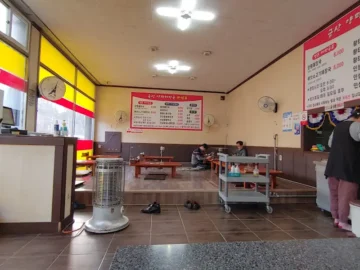 금산 힙스터들의 해장 성지, 양평해장국에서 맛보는 동네 맛집의 깊은 국물 내공