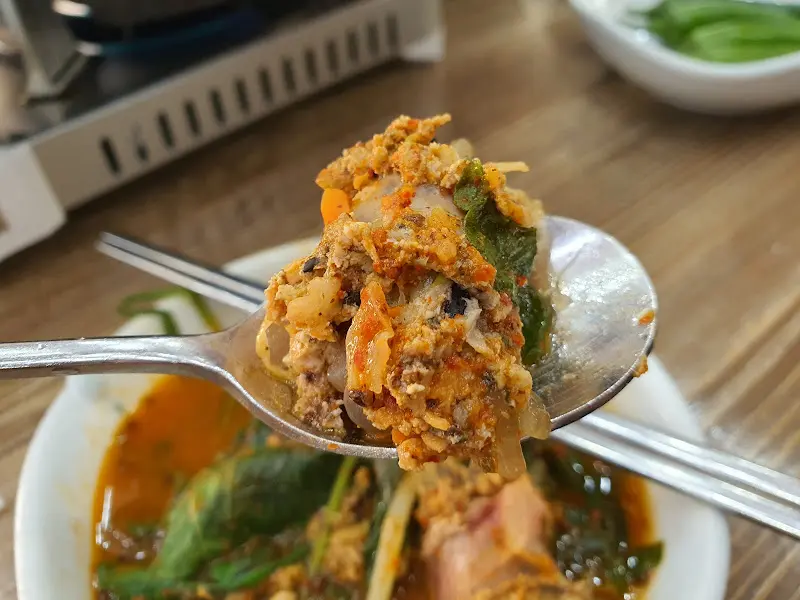 숟가락 위에 올려진 순대