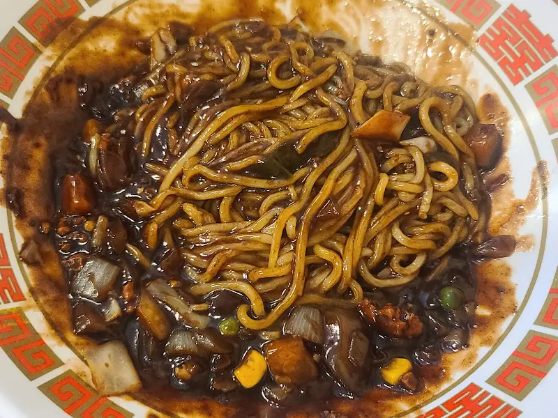 윤기 자르르 흐르는 짜장면