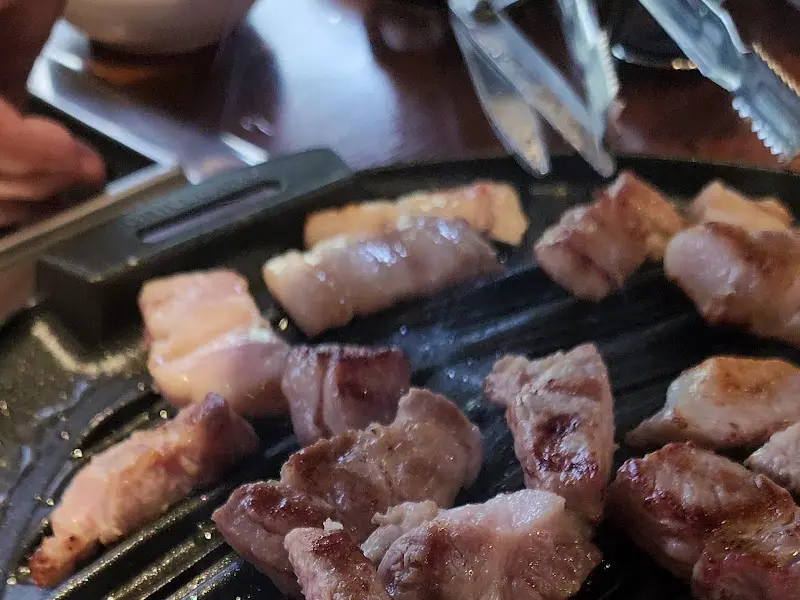 한마음정육식당 고기 굽는 모습